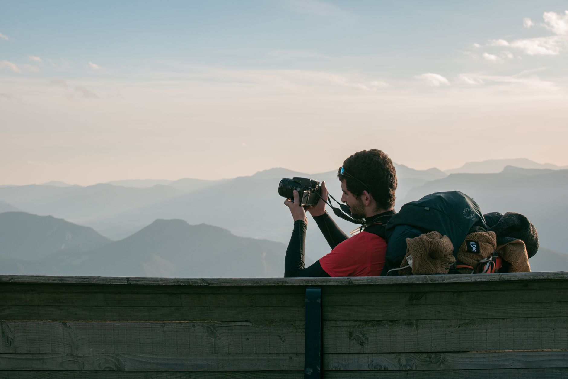 Fotógrafo de viajes contemplando las montañas