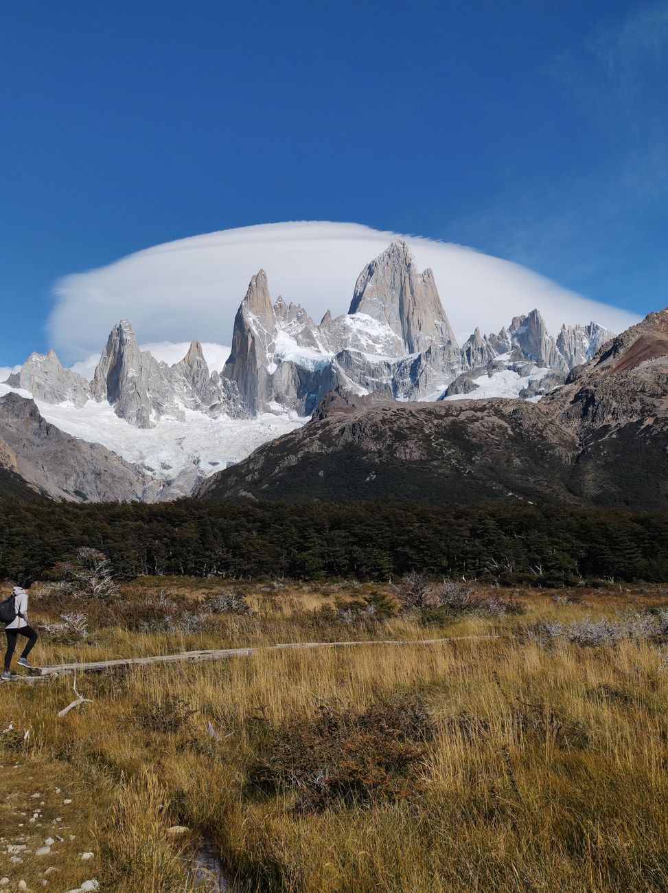 Amanecer dorado iluminando las paredes de granito del cerro Fitz Roy