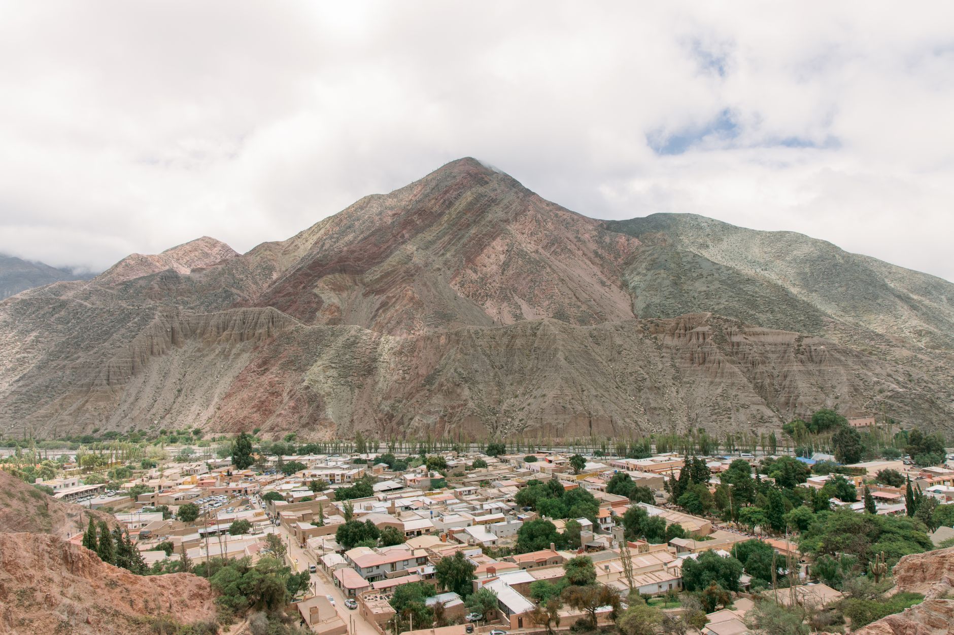 Camino solitario en la Quebrada de Humahuaca