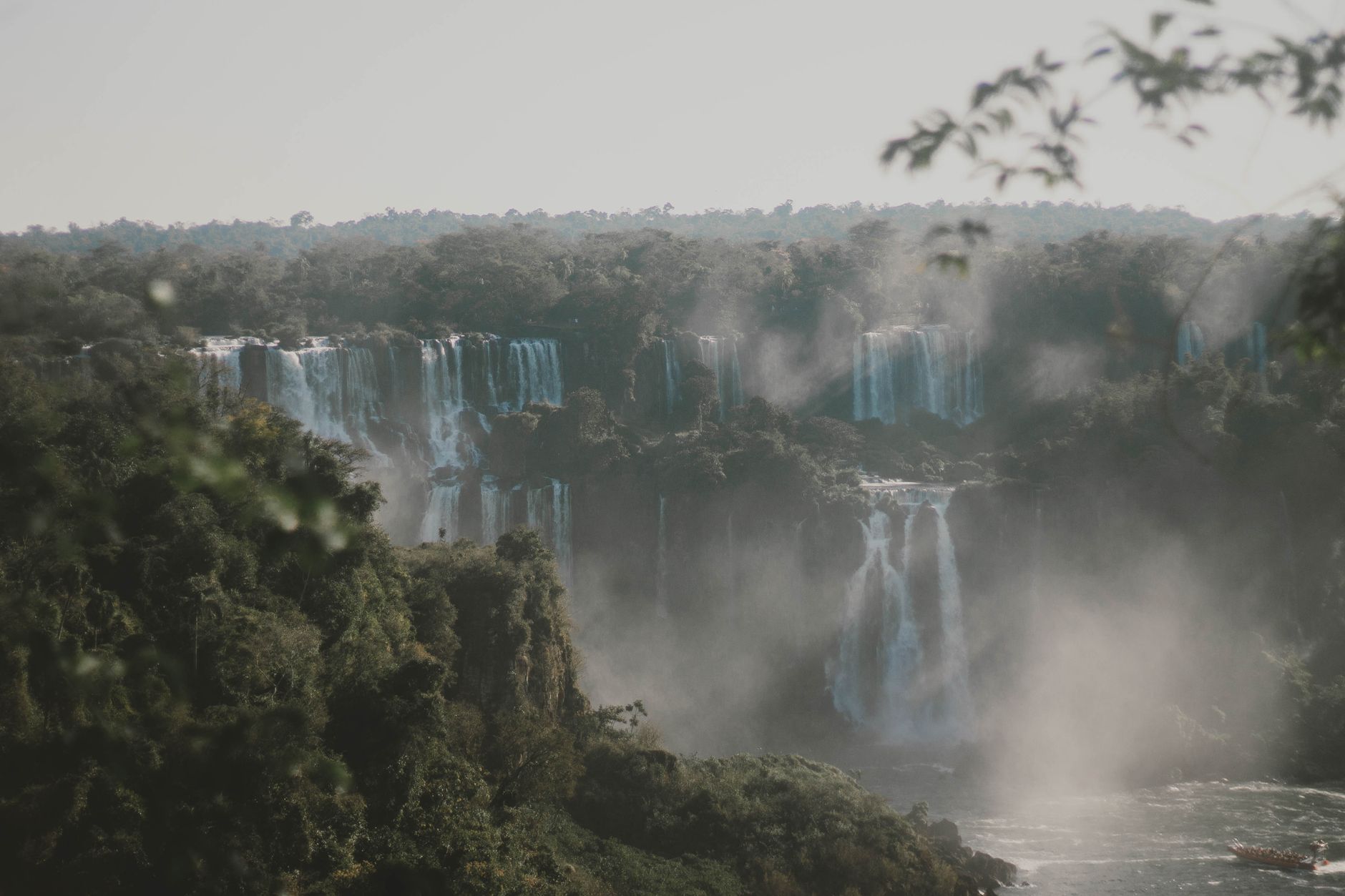 Cataratas del Iguazú rodeadas de selva misionera